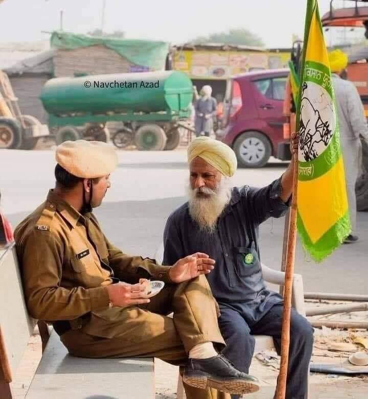 punjabiculture_'s tweet photo. ਕਾਕਾ...!! ਤੈਨੂੰ ਲਗਦਾ ਕਿ ਮੈਂ ਅੱਤਵਾਦੀ ਹਾਂ..???  ਦਿੱਲੀਓ ਇੱਕ ਹੋਰ ਖੂਬਸੂਰਤ ਤਸਵੀਰ @diljitdosanjh 
#FarmersDoneWithModiJumlas https://t.co/ekzDxY3mMK