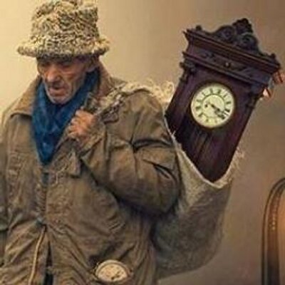 كنا صغار نمرح خلف تلك الاحجار وعيون محبينا ترمقنا بنظرات التامل يجلسون حول مذياع صغير يسمعون نشرة الاخبار كنا نرى تلك الوجوه تتبدل من حين لحين مرة تشرق كشمس 
ومرة تغرب كقمر حجبت نورة الغيوم نحن لاهون نمرح لا نعلم ماكان ويكون حزنهم علينا 
بعد ان كبرت القضية واصبحنا شتات بين الرعية