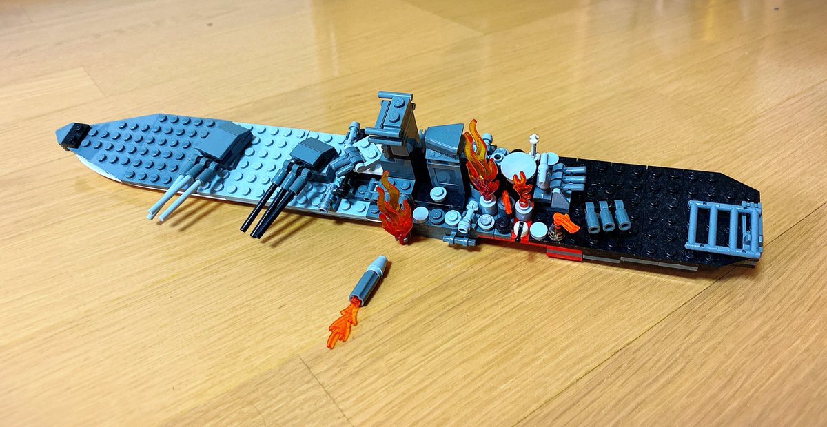 Kouchanman7's tweet photo. 戦艦大和 沈没
 #Twitterこどもレゴ部
#LEGO #戦艦大和 #子供の世界 https://t.co/GUZUTcIcLk