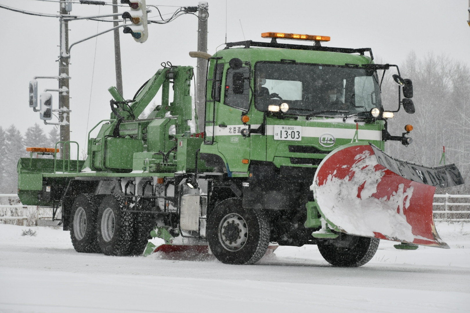 Mf10l33 北海道 ビックサム クオン 除雪トラック 北海道受託の除雪車 道道75号線の除雪にあたっていました 今季初出動と思われます クオンは黄灯はflix 後部には電光掲示板を装備していました ビックサムはエンブレムレスですが運転席の窓付近に