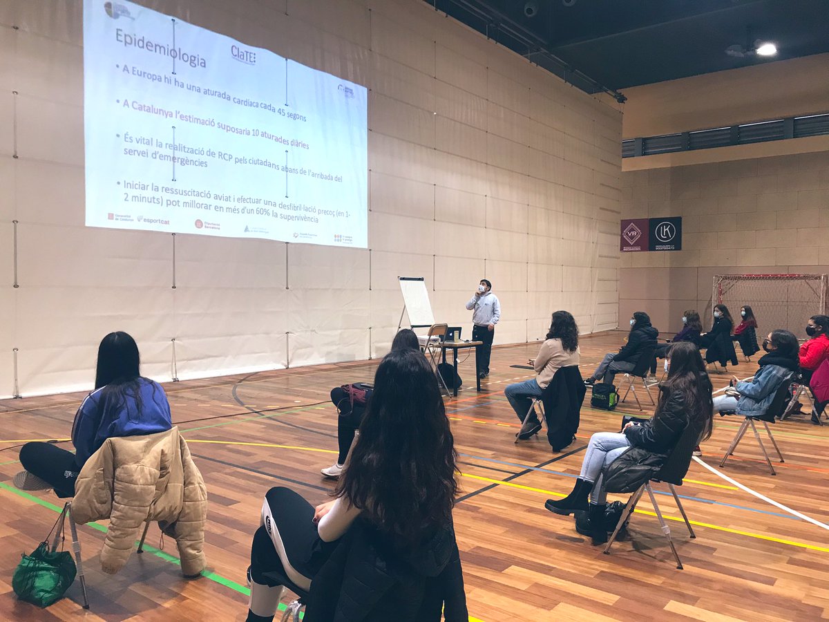 cebllob's tweet photo. Iniciem l’última classe de la càpsula formativa de 1rs auxilis amb la part presencial a 📍Espai Sant Ildefons @esportscornella a càrrec de @gusantos81 i @onceavahora 🛡Avui:😷↔️🤲 i com diu @catalana_l sumem✔️seny ✔️responsabilitat #CEBLLOBformacio #SuperCIATE https://t.co/NkrdUaqHaj