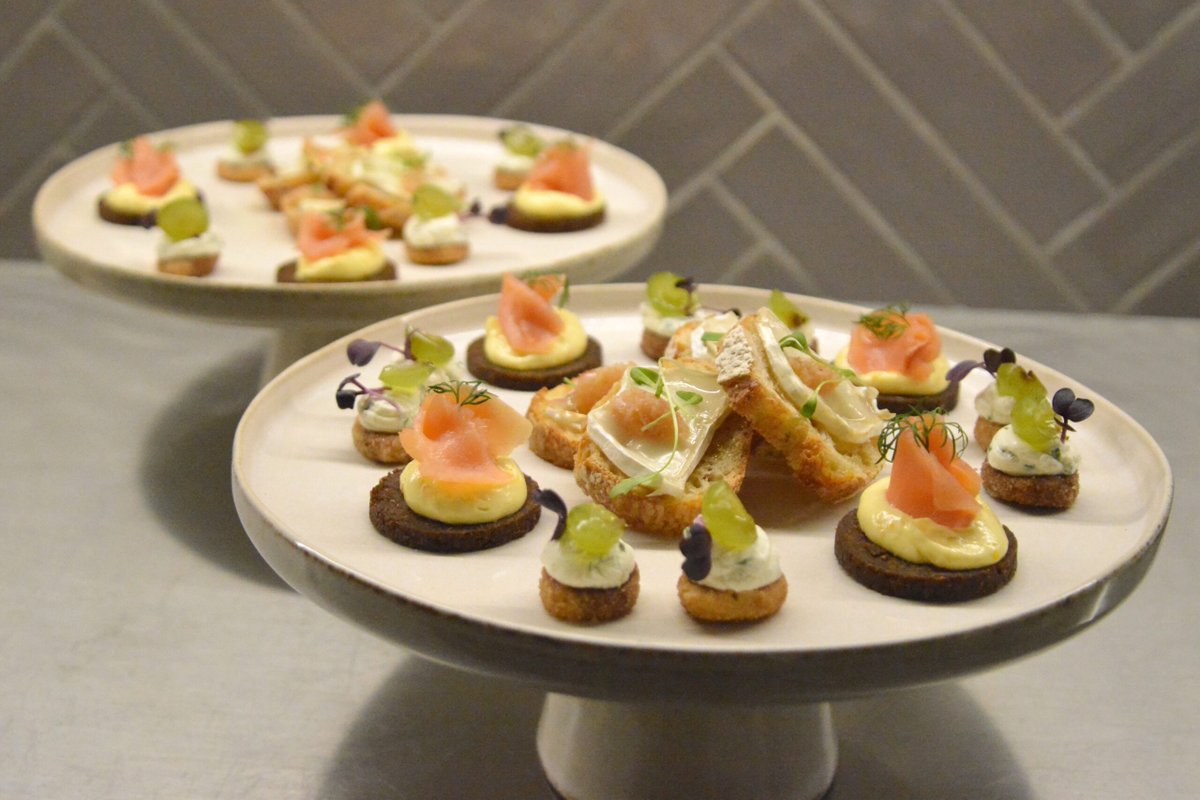 melbcatering's tweet photo. Mel's Christmas Special zum Bestellen! — #apero #apéroplatten #chinoisesauce #christmasdinner #christmasspecial #christmastime #Fingerfood #fonduechinoise #melbblogger #Melbcatering #vegetarian #Weihnachtsessen https://t.co/oPQLAISDCL https://t.co/DKqGKynyGZ