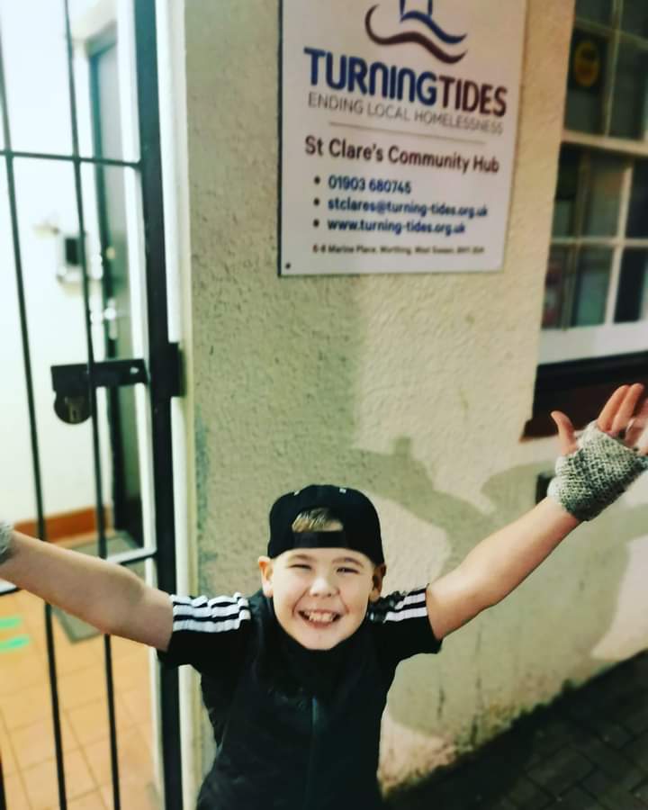 TheHardCompound's tweet photo. Our #BackedDriver @RALPHIEREEVES14 has been delivering care packages to those less fortunate. He's visited food hubs & soup kitchens in the Brighton area.
A fantastic thing to do, well done Ralphie - so very thoughtful ๐
#DreamBig #StartThemYoung https://t.co/YqKPt3jtEU