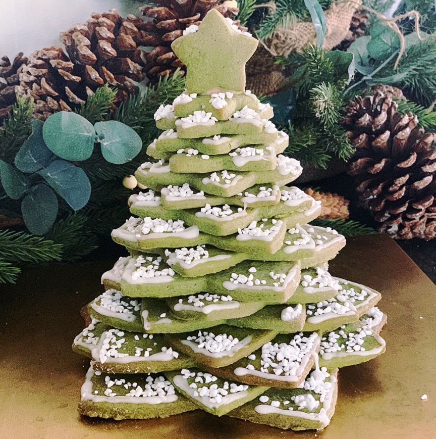 matchaandbeyond's tweet photo. This #MatchaBiscuit Christmas Tree is taking pride of place in our home this #christmas
A great recipe to make with children over the #holidays
https://t.co/VymM8UjEyd

#matchamadeinheaven #matchaandbeyond #festivebaking https://t.co/YNjhzO3cBf