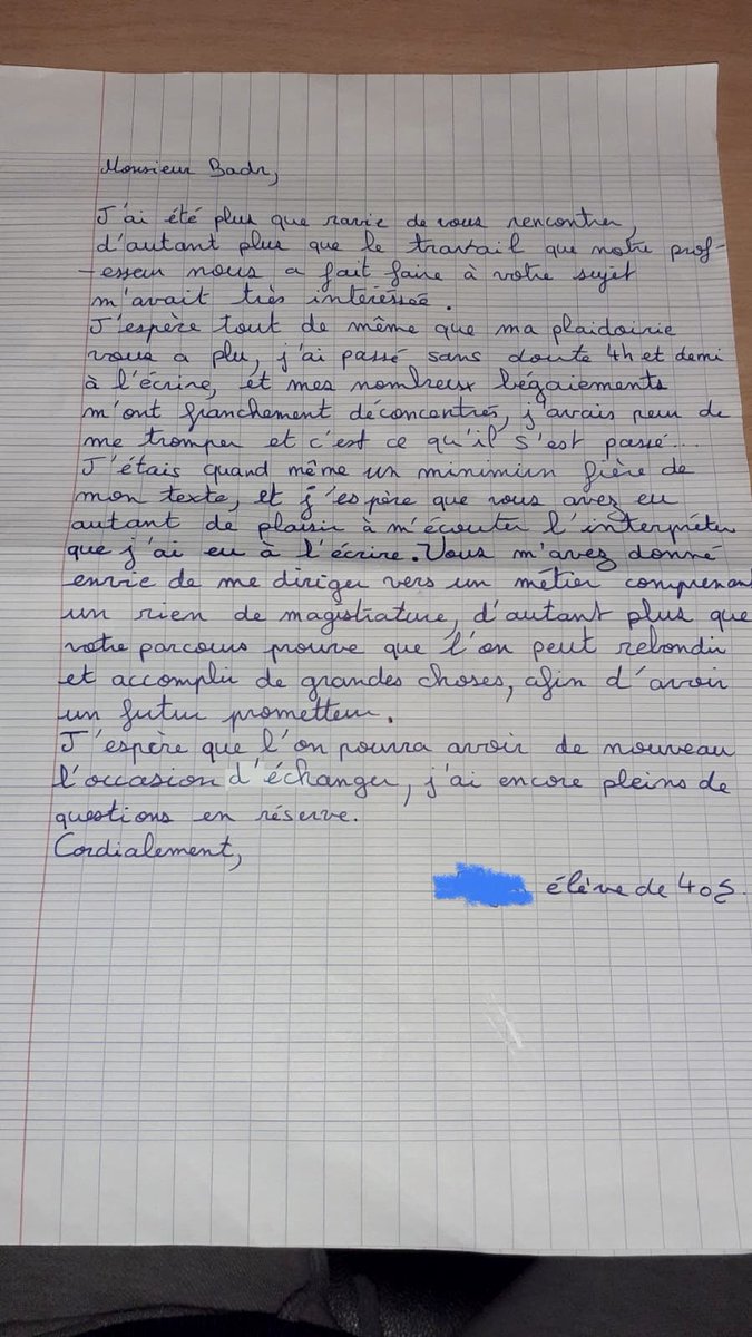 J’ai ouvert mon premier cadeau de Noël 😊. Il m’est offert par une élève de 4e d’un collège de Gennevilliers.