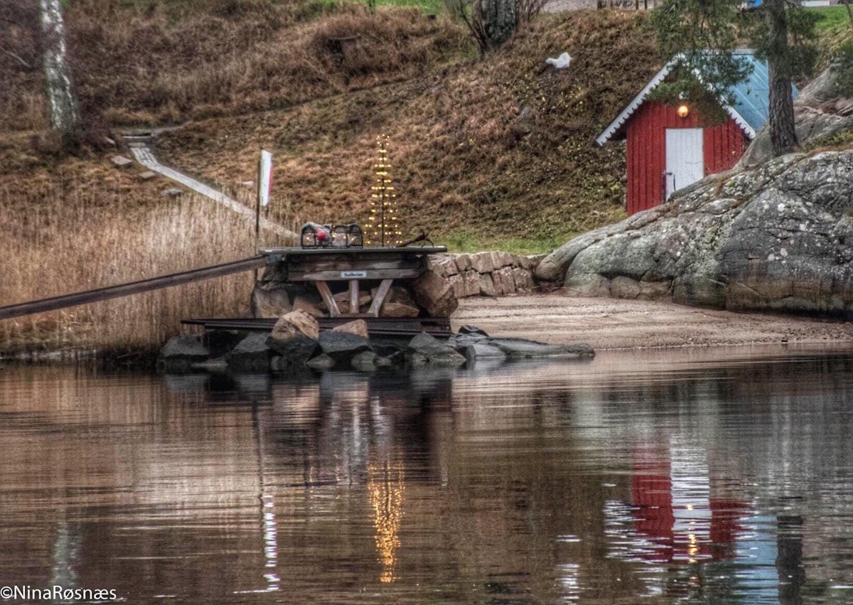 kanDusiHalden's tweet photo. Jul på en brygge i Sauøsundet! Foto: @NinaRosnes https://t.co/ImrxeJHUdi