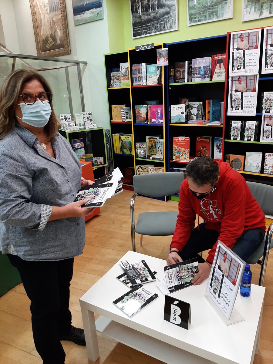 LlibreriaBabel's tweet photo. La nostra companya Celeste li recorda a Javier que també ha de signar uns quants llibres de clients que l'han adquirit però no han pogut venir a l'acte de signatura. Tots tindran els seu llibre firmat. https://t.co/v2FGVAkpdH