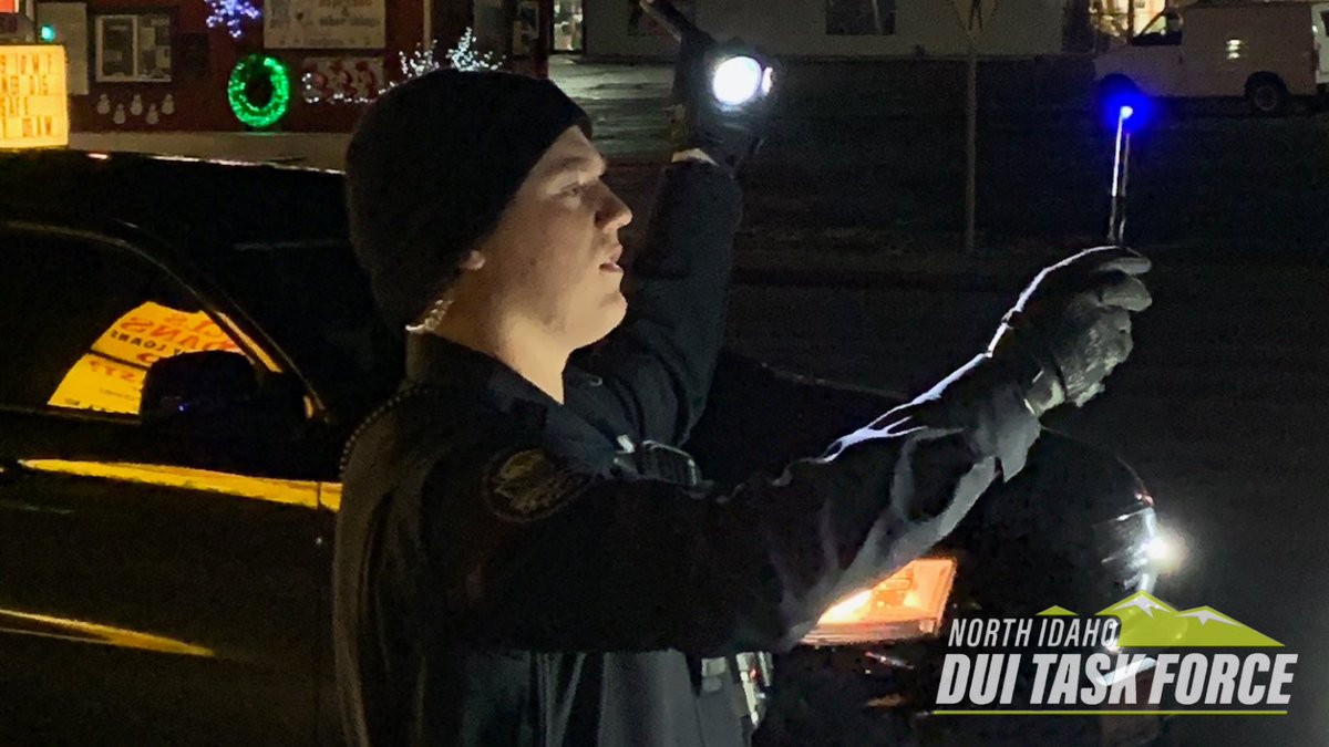 DuiIdaho's tweet photo. Meanwhile- across the county, @SpiritLakePD is out on Standardized Field Sobriety Tests (SFST’s) with a suspected DUI driver. Officer Skiles is using a flashlight to observe eye movement while performing the Horizontal Gaze Nystagmus portion of the test.
#NIDUITaskForce #SFSTs https://t.co/vLO1AFEjpn