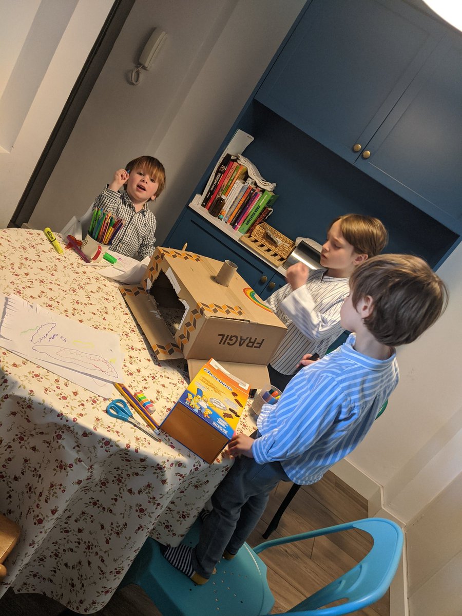 Porque el ecosistema empieza desde muy pequeños, sigamos manteniendo #espiritucampusitosvivo . En casa, mañana de robots. El año que viene esperamos volver a <a href="/GoogleStartupES/">Google for Startups - Spain</a> Reto a <a href="/laurencefont/">laurence fontinoy</a> <a href="/noelia_novella/">Noelia Novella</a>  <a href="/david_bonilla/">David Bonilla</a>  <a href="/gootyfer/">Israel Gutiérrez 🌟</a> <a href="/soto_cova/">cova soto</a> <a href="/Fuenclemares/">Fuencisla Clemares</a>