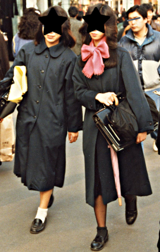 Mei3210 コート以外も懐かしくて ヤワラちゃんのような髪の結び方 アラレちゃんメガネ パステルカラーのマフラーとお揃いの手袋 リボン結びのマフラー そしてセーラーズのバッグ スカート丈も長い 当時は短いのはダサいと思ってましたね