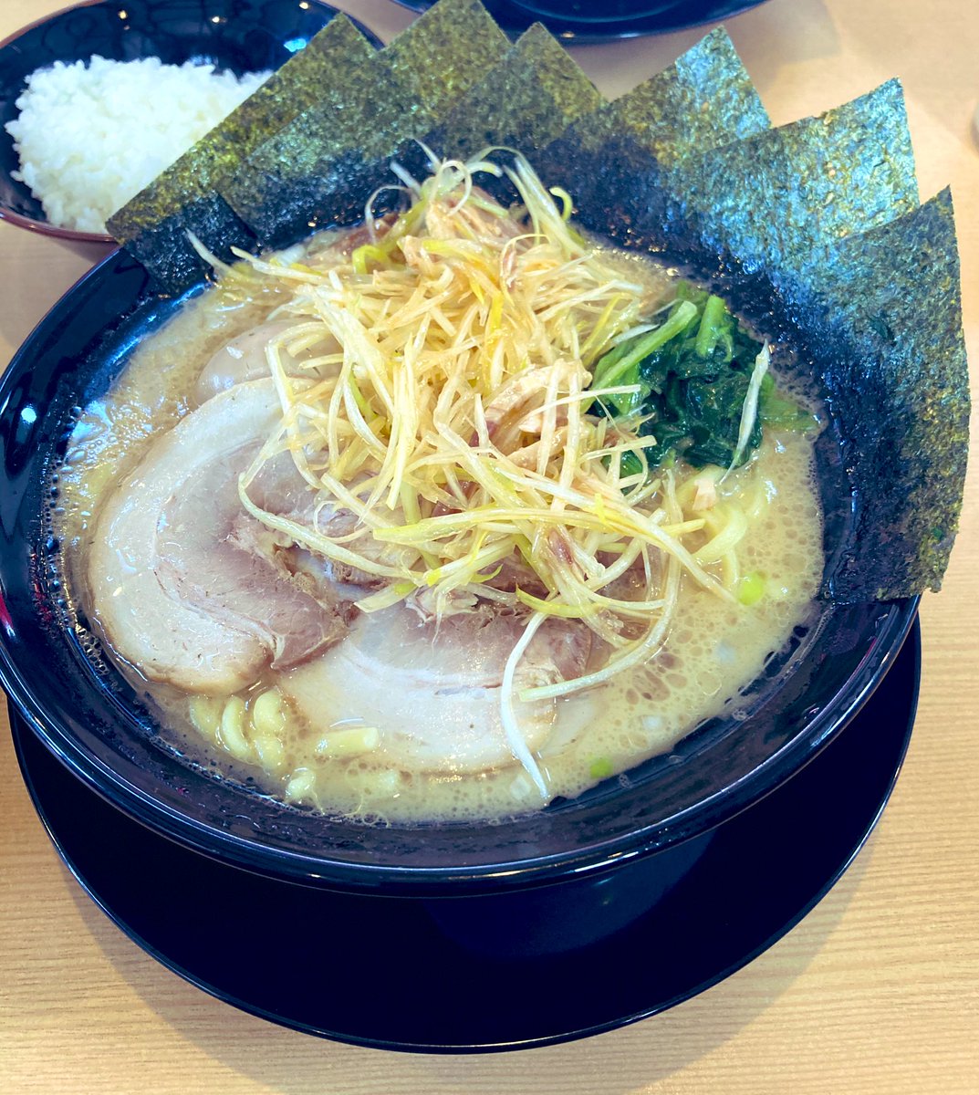 イナズマブルー 横浜家系ラーメン歌舞伎家 愛知県豊橋市に12月7日にオープンした 家系ラーメンの店 写真はmaxラーメン 白髪ネギトッピング 味もラーメンのメニューも町田商店と同じで美味しいです でも完まくはないみたいです イナズマブルー 横浜家系ラーメン歌舞伎家 愛知県豊橋市に12月7日にオープンした 家系ラーメンの店 写真はmaxラーメン 白髪ネギトッピング 味もラーメンのメニューも町田商店と同じで美味しいです でも完まくはないみたいです