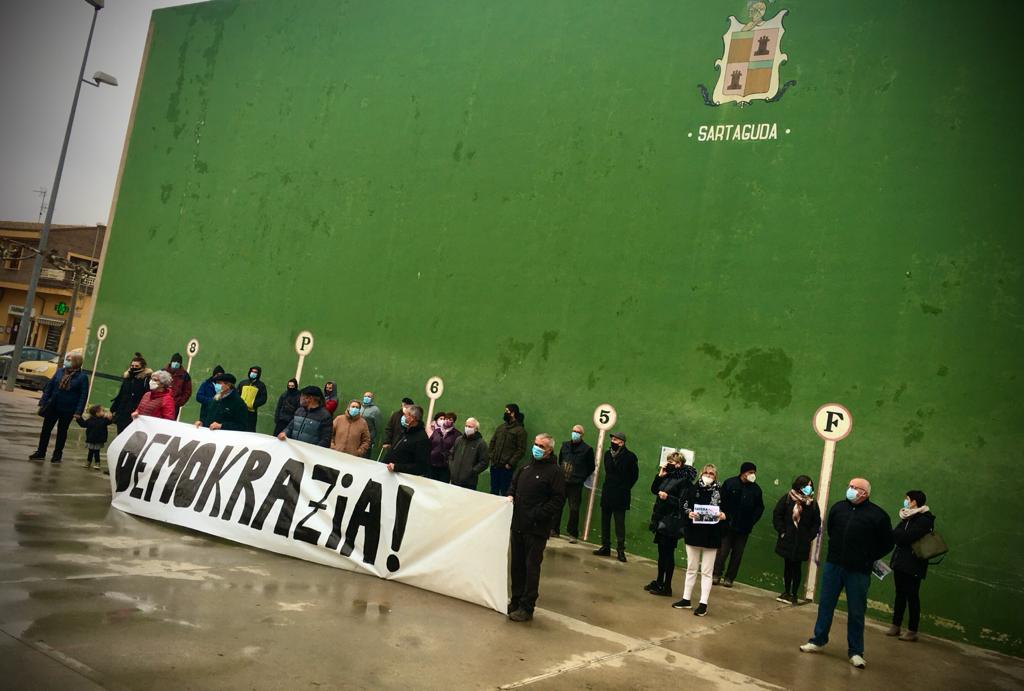 Sartagudan ere bidegabekeriaren aurka kalera atera gara #Demokrazia En  Sartaguda también en contra de la injusticia.