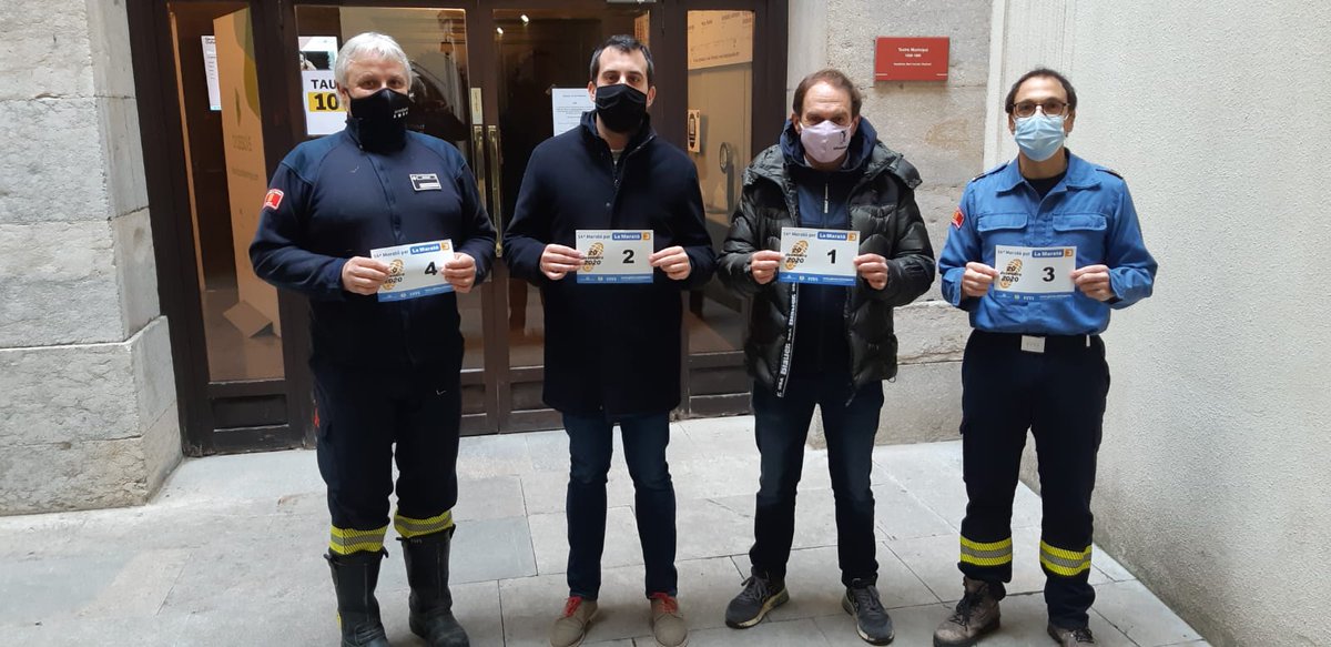 GironaBombers's tweet photo. Els integrants del #Parc de #bomberscat de #Girona, els membres de l'equip d'escarceraió gironí i el personal de la #SalaDeControl de la #RegiodEmergencies de @bomberscat de #Girona amb la @la_marato #LaMaratoTV3 #TocaATothom #Solidaritat #Solidarity #maratotv3 https://t.co/GbnIZhnpST
