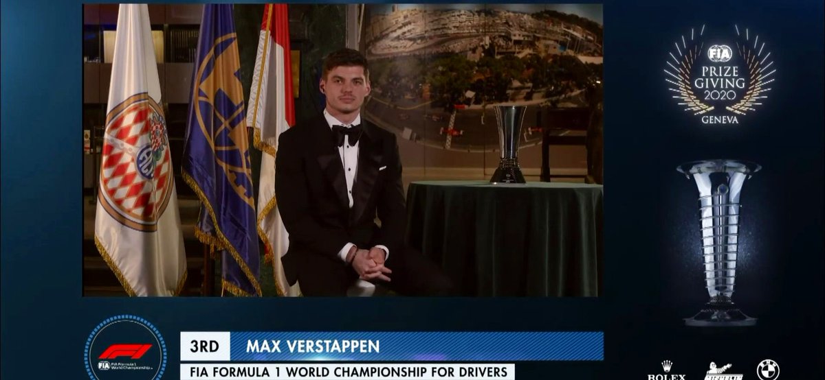 chacho_lml's tweet photo. Ni cómo decirle que no.
Max Verstappen agradeció al recibir el trofeo de tercer lugar del Mundial de pilotos y agregó:
«Una cosa de la que podemos estar seguros, es que el próximo año tendremos mucho tequila en el equipo y eso es muy positivo». https://t.co/nqJ3sM4vg6
