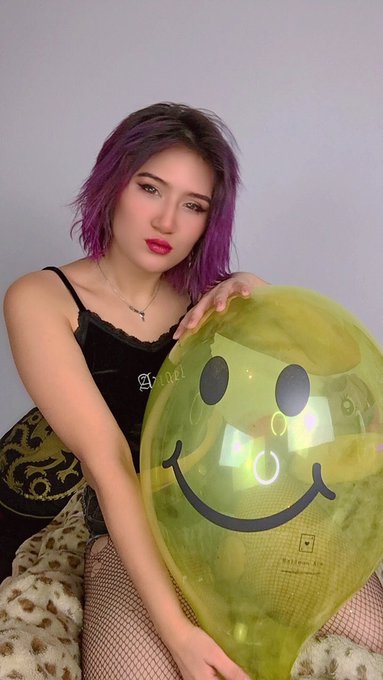 1 pic. Uploading 3 big photo sets and mv awards behind the scenes to my fanclubs MV crush & Onlyfans