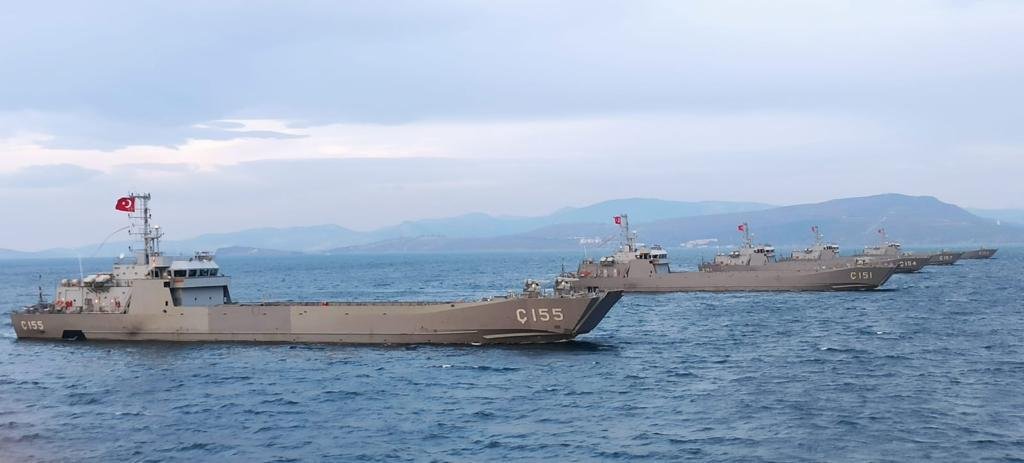 1/ Amfibi Görev Grup Komutanlığı Harekâta Hazırlık Eğitimleri 14-18 Aralık tarihleri arasında İzmir Körfezinde icra edildi. Eğitimlere, Kara Kuvvetleri Komutanlığımızın taarruz ve genel maksat helikopterleri ile Hava Kuvvetleri Komutanlığımızın muharip uçakları da iştirak etti.