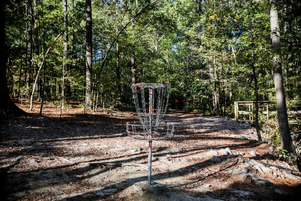 Kentwood Park is home to one of the most popular disc golf courses in the country, according to UDisc, ranked 10th in the country &amp; 1st in NC! 🏆🙌🥇 bit.ly/3rhl07t
Get outside &amp; explore the 2 permanent #RaleighParks disc golf courses! Learn more: bit.ly/2WpWfHV