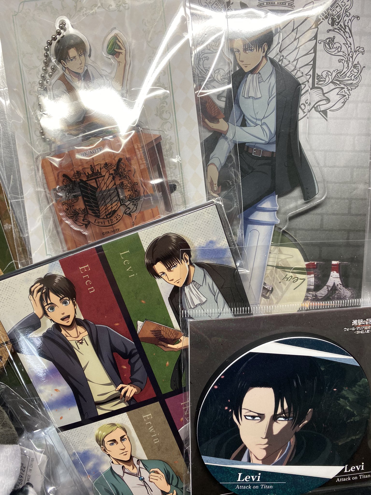 華 今日のお迎え品 トラベルステッカーは多分貼らないな と通常は思う所なんですが ディスプレイで木枠の写真立てに飾られてまして あぁいう飾り方 も良いなぁ と思ました コルクコースターは間違いではなく同じ柄を2つ買っています 使ったら絶対