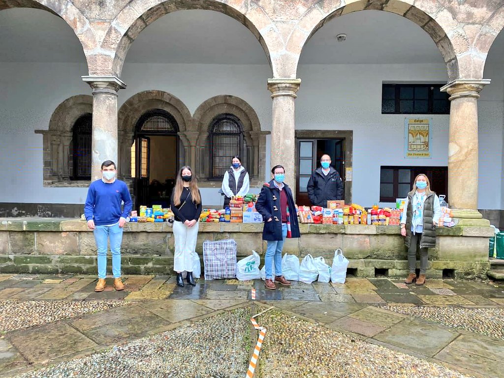 NNGG_Aviles's tweet photo. 🔵Hoy @NNGG_Aviles ha entregado en torno a 300 kilos de alimentos en la parroquia de San Nicolás de Bari, junto a la Diputada @ReyesHurle que los repartirá entre las familias que los necesiten tras la campaña de recogida de alimentos solidaria iniciada el pasado 16 de noviembre https://t.co/ooTpTSyz3A
