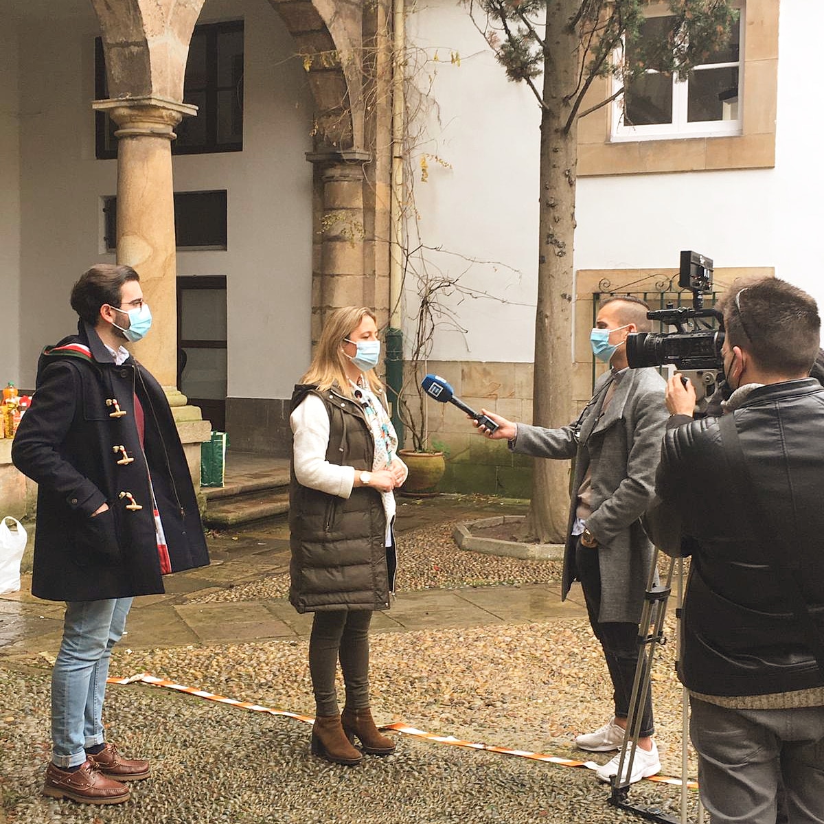 NNGG_Aviles's tweet photo. 🔵Hoy @NNGG_Aviles ha entregado en torno a 300 kilos de alimentos en la parroquia de San Nicolás de Bari, junto a la Diputada @ReyesHurle que los repartirá entre las familias que los necesiten tras la campaña de recogida de alimentos solidaria iniciada el pasado 16 de noviembre https://t.co/ooTpTSyz3A
