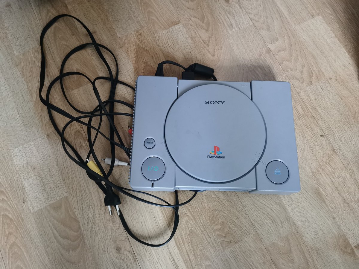 Mr_Orange2's tweet photo. Found this PS1 in the dumpster and it still works! https://t.co/MutXzFuoSi