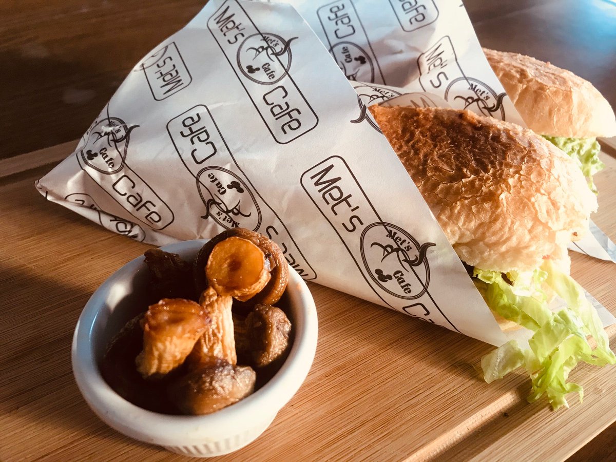 Tavuklu sandviç!!! Izgarada pişmiş ince tavuk dilimleri eşliğinde ve isteyene rus salatalı!!! Alo Met’s!!! ☎️7810535 (@ Met's Cafe in İzmir, MENDERES) swarmapp.com/c/ks2FUuKcbxA