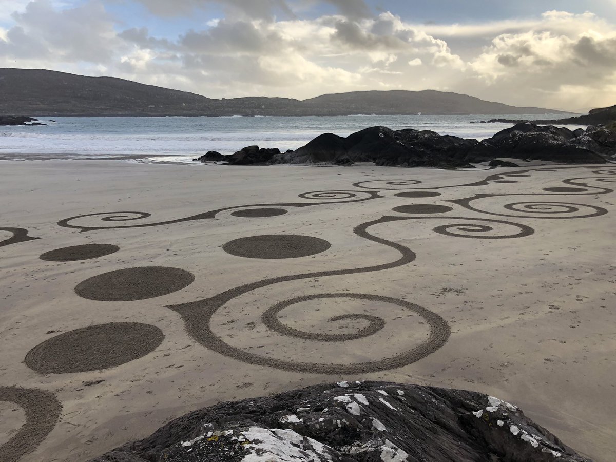 susieokeeffe's tweet photo. Just been for a walk, #catherdaniel to #derrynane
How beautiful is this? Was lucky to watch the guys actually creating the #celtic swirls. https://t.co/GSfo9fQo0M