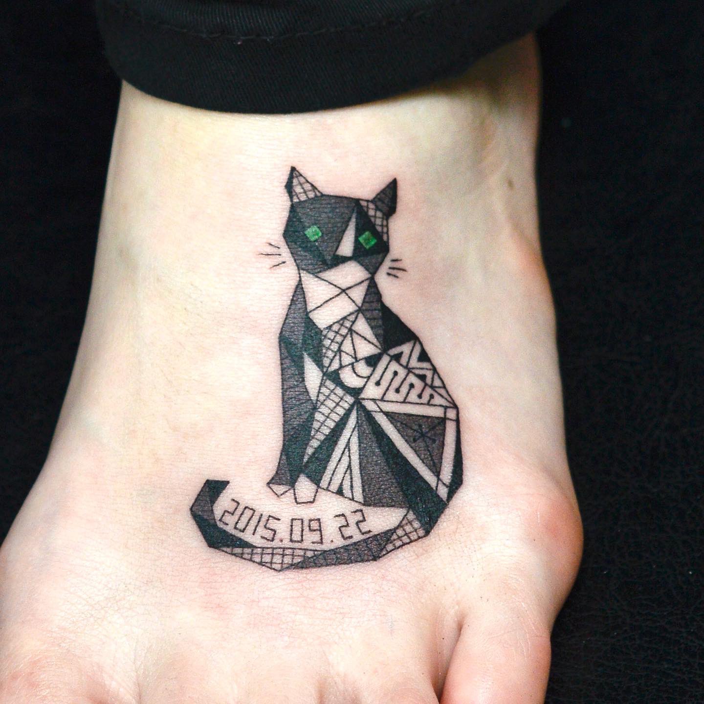mizuki_tattooist в X: „ジオメトリックな猫のタトゥーです
