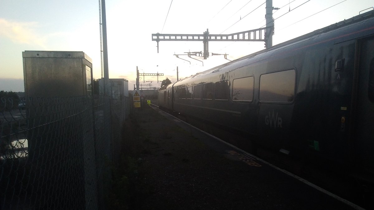 ManVsTrain's tweet photo. @PilningStation The train now standing at platform 1 is the 08.33 #PilningExpress to Penzance ๐
Only 2 more trains are scheduled to stop at #Pilning Station this year..
And one of those is a parcels service ๐๐๐๐
๐ฆ๐คถ๐๐๐
#1X01 #Footbridge4Pilning #EricTheMast https://t.co/JKqT7rviIY