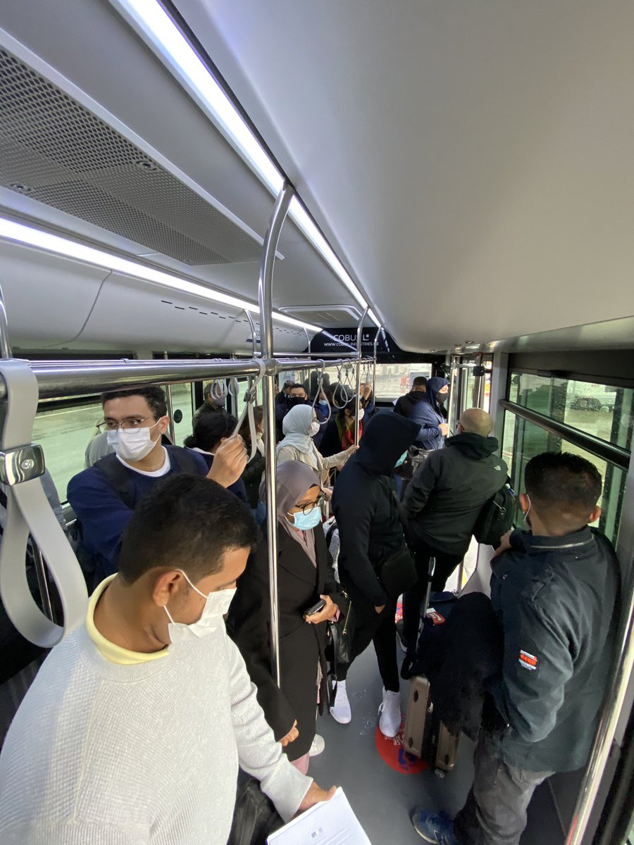 skafj's tweet photo. @ADP sérieusement la France confinée, maintenant couvre feu, et vous entassez 70 passagers dans un seul bus au débarquement à CDG. Pourtant il semblait que nos aéroports n’étaient pas en surcharge ces temps-ci. À Dubai, Abu Dhabi et Malé, 25 passagers par bus maximum. @EtihadHelp https://t.co/KHkSVBToCv