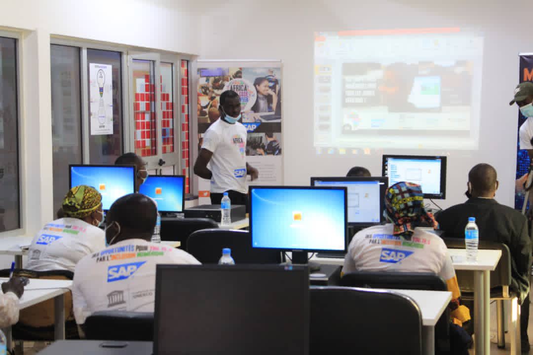 ACWBenin's tweet photo. Le saviez-vous ?
L’initiative @AfricaCodeWeek a belle et bien tenu ses promesses pour l’année 2020 au Bénin 🇧🇯 malgré le contexte très particulier 🦠 😷
#ACW2020 #Team229 #Competences #Numerique https://t.co/tyci6i4Avh