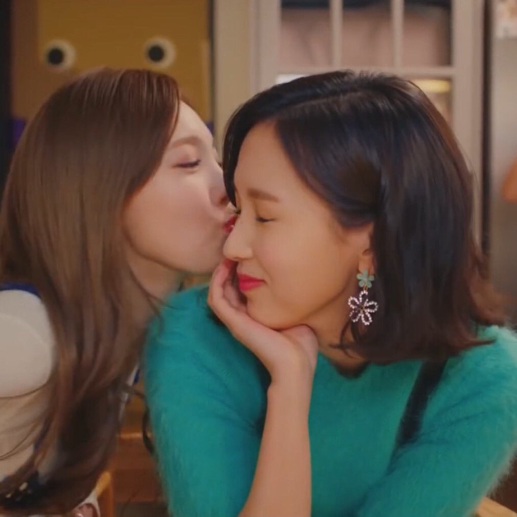 minayeonftw's tweet photo. why does she like to 😙 mina so much https://t.co/Vn3ufjPbmj