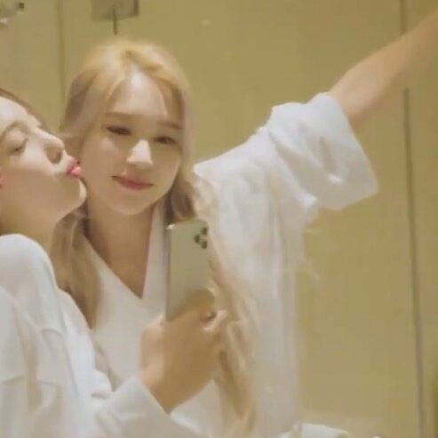 minayeonftw's tweet photo. why does she like to 😙 mina so much https://t.co/Vn3ufjPbmj