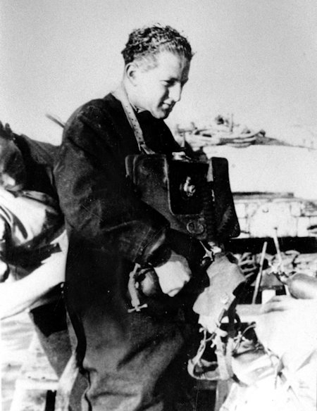 They were decorated with the Gold Medal for Military valour during a ceremony at Taranto in march 1945. During that occasion, Commodore Charles Morgan, commander of the Valiant in 1941 personally appointed the Gold Medal on De la Penne’s chest.