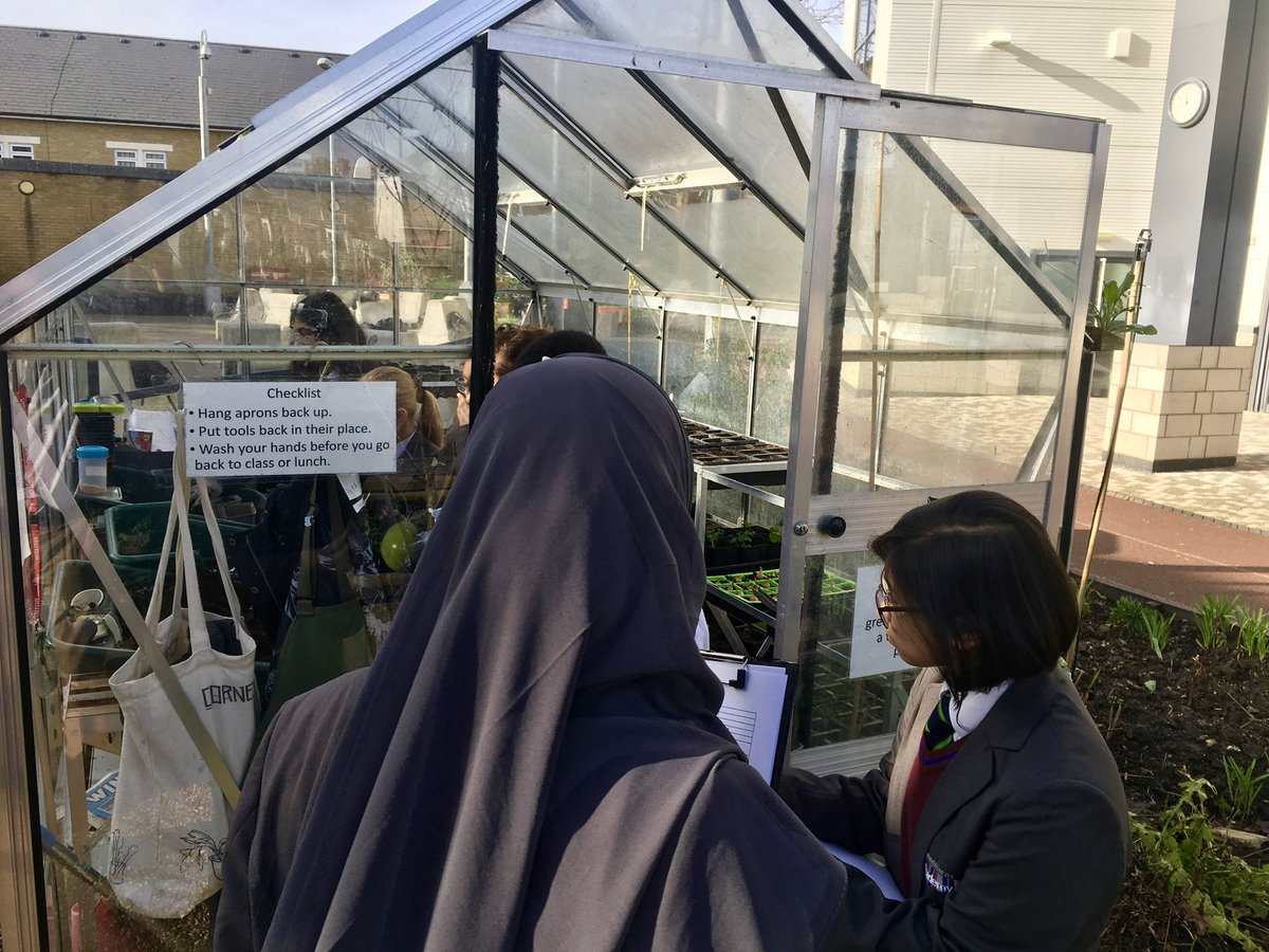 #6 The first students graduated from the environmental leadership programme. It would be a dream to see this run in other schools. It is a one stop shop for sustainability, wellbeing, community, horticulture, enterprise, teamwork, confidence & more.  @ERSTIRELAND  @DrJessT_eco