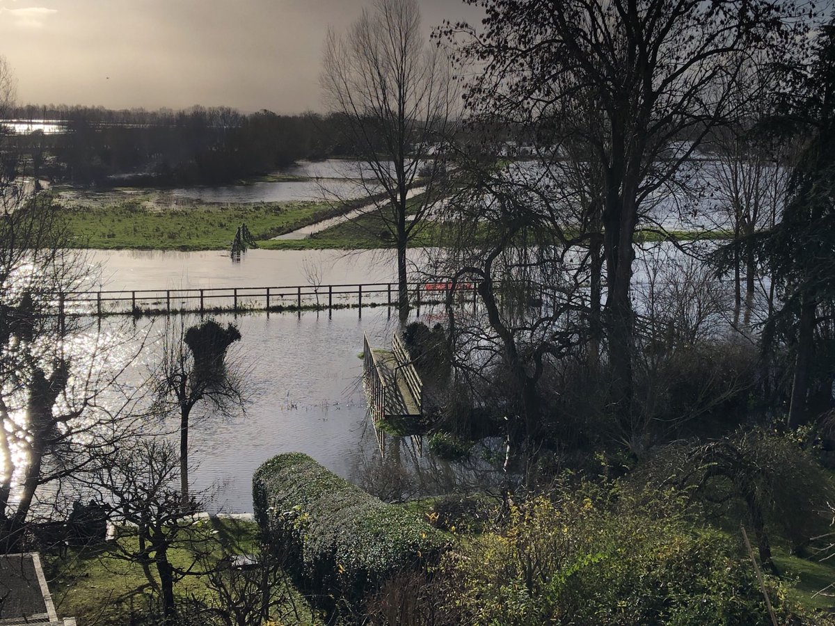 Biggest flood of the winter so far. Spillways running at full bore. But no real harm being done at this time of year. System working as it should ⁦<a href="/Somerset_CP/">Somerset Catchment Partnership</a>⁩ ⁦<a href="/waterlevels/">Phil Brewin</a>⁩ ⁦@levellerlive⁩