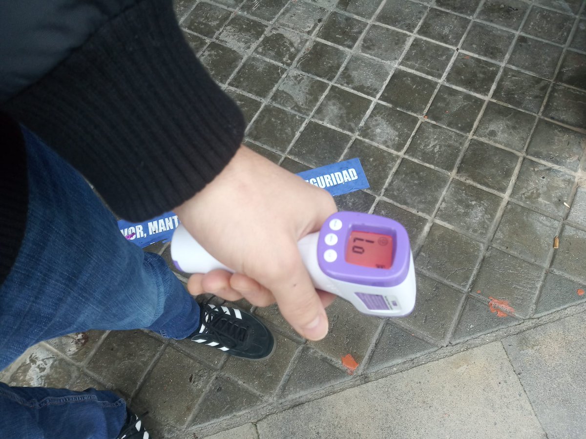 Todo listo para empezar. Toma de temperatura, gel hidroalcoholico y distancia física. Pasate. Vallekas lucha frente a la uberización y por el trabajo digno.