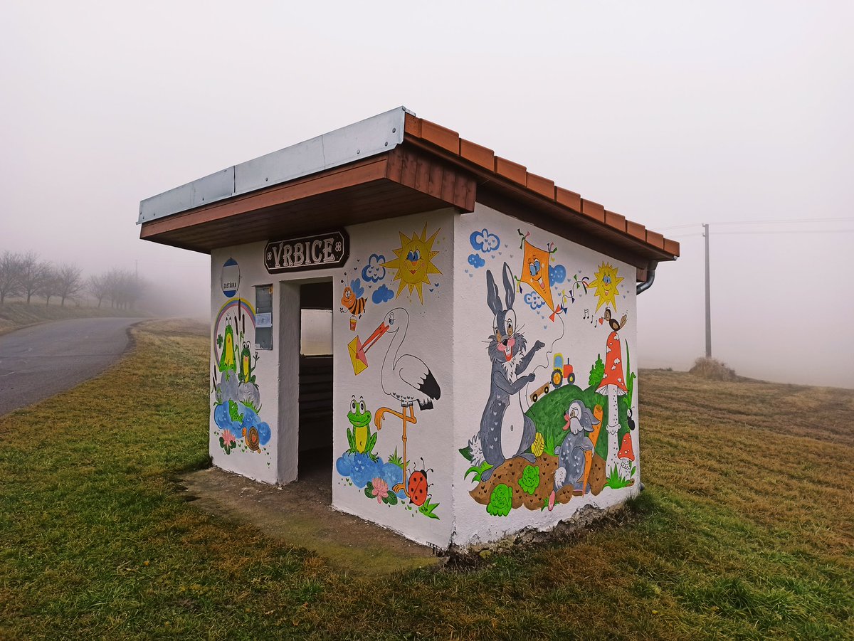 kutinonova's tweet photo. Dobré poledne. Mlha přede mnou, mlha za mnou a v tom se z ní vyloupla vesnička Vrbice. 😍 
#Vrbice #Hracholusky #SouthBohemia
I houby hlívy jim na stromě na návsi rostou...

https://t.co/p93Efcwu70 https://t.co/JWpvAM1crm