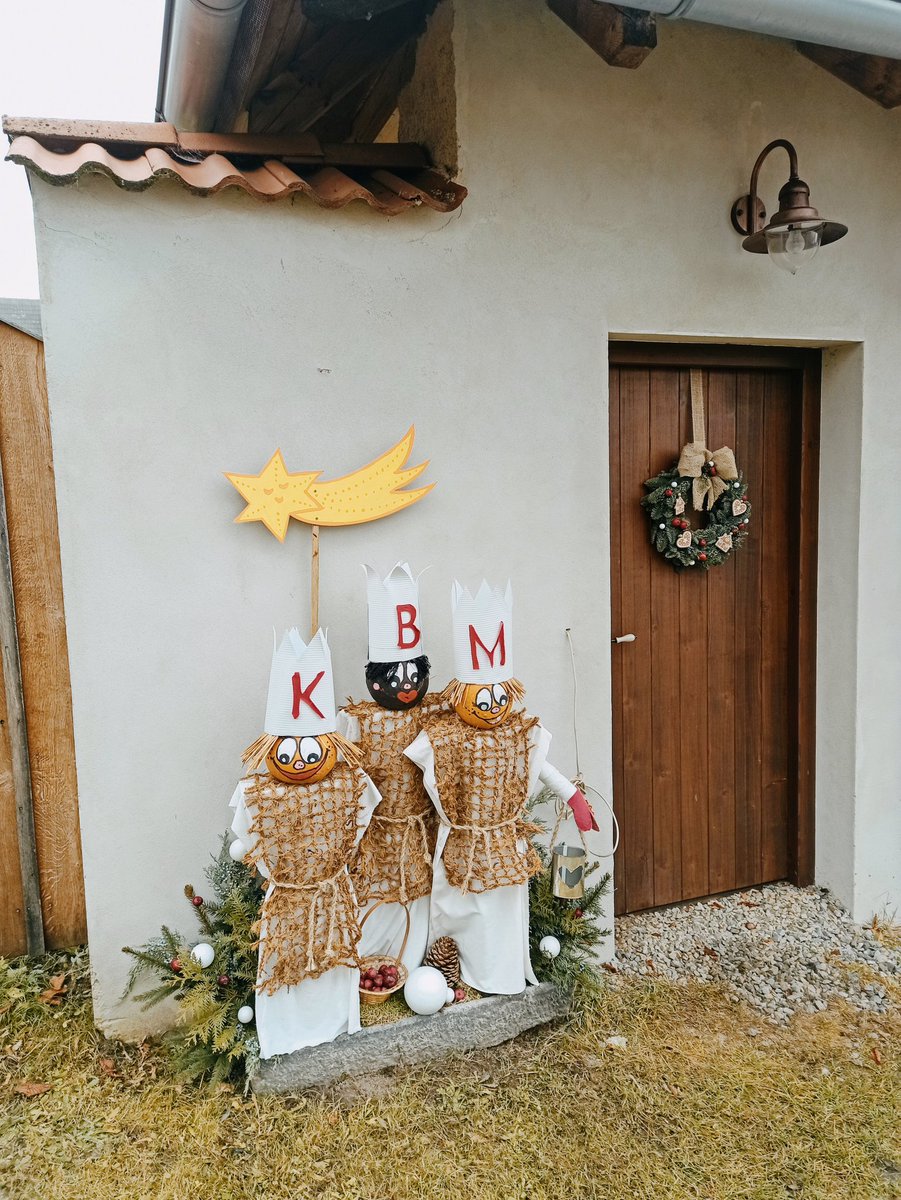 kutinonova's tweet photo. Dobré poledne. Mlha přede mnou, mlha za mnou a v tom se z ní vyloupla vesnička Vrbice. 😍 
#Vrbice #Hracholusky #SouthBohemia
I houby hlívy jim na stromě na návsi rostou...

https://t.co/p93Efcwu70 https://t.co/JWpvAM1crm