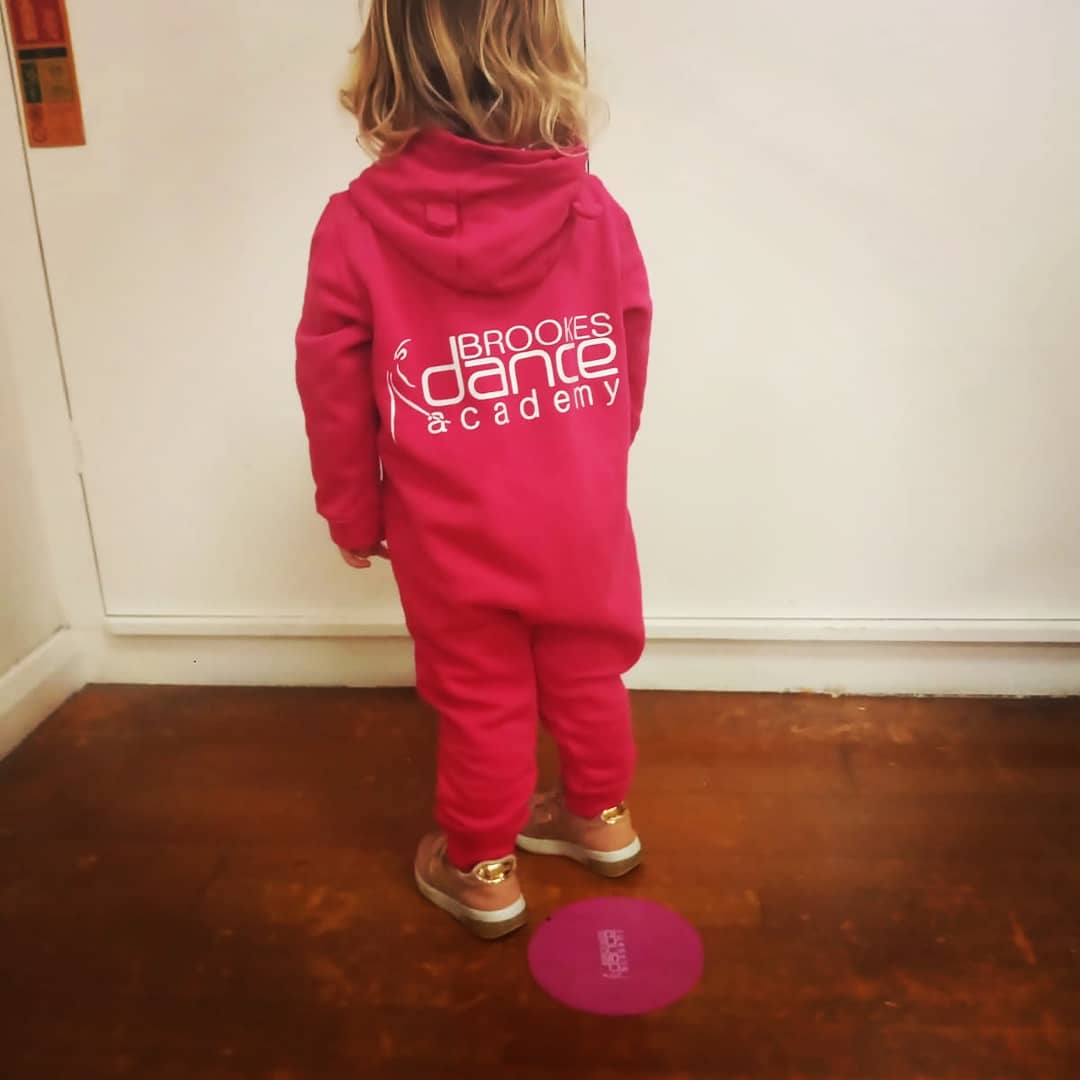 We're not dancing this morning as we are on our Christmas holidays but I had to share these photos of one of our Saturday students in her new 'Onesie'! Too cute not too share! 😊 Thanks <a href="/style_brands/">Style Brands</a> great service as always!
#tenterden