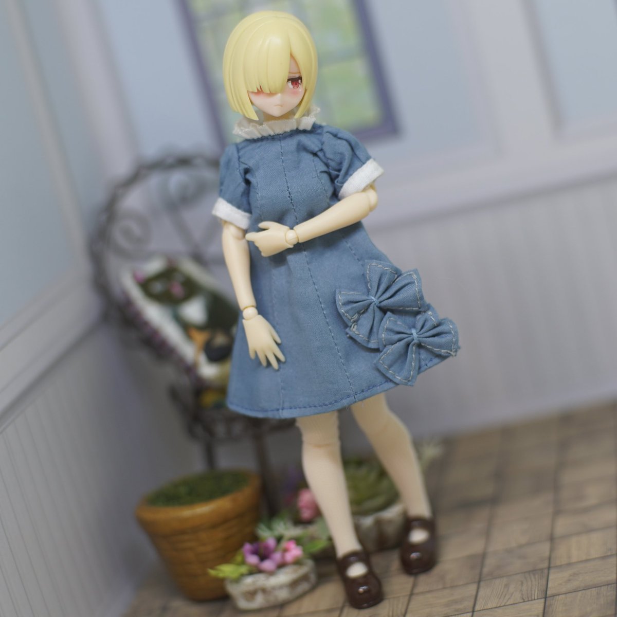 neko250r's tweet image. ランチャーちゃんにワンピース作ってみました！
型紙は #Alinestyle のパネルラインワンピースを使わせて頂きました。切り替えが多くて合わせて縫うのがめちゃむずかしかった…
リボン好き！🎀
.
#ドールコーディネイトレシピ
#メガミデバイス
#バレットナイツランチャー 
#ハンドメイドドール服