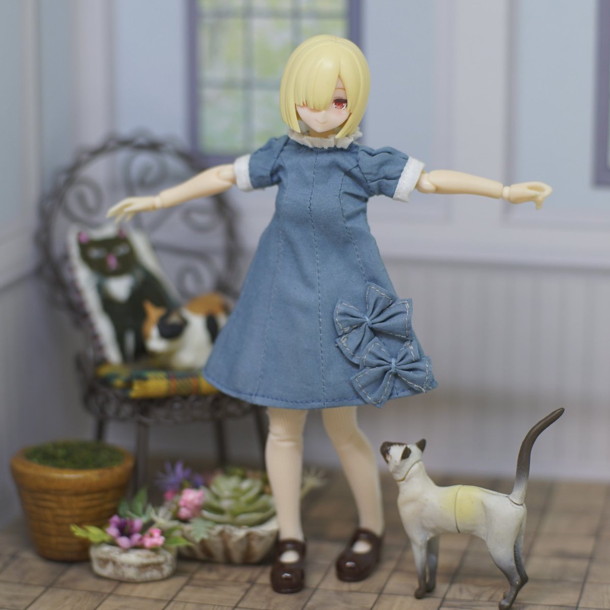 neko250r's tweet image. ランチャーちゃんにワンピース作ってみました！
型紙は #Alinestyle のパネルラインワンピースを使わせて頂きました。切り替えが多くて合わせて縫うのがめちゃむずかしかった…
リボン好き！🎀
.
#ドールコーディネイトレシピ
#メガミデバイス
#バレットナイツランチャー 
#ハンドメイドドール服