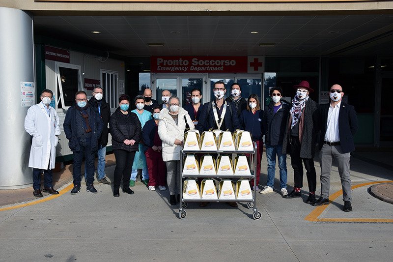 AouSenese's tweet photo. #Panettoni in dono ai professionisti dell’area #Covid da parte di #RoundTable41Siena
✍ NEWS https://t.co/q4DZsS4S94 https://t.co/1dRsWFCx4z