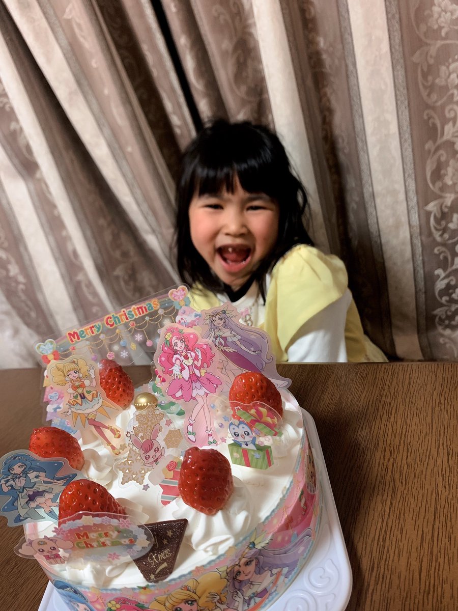 Mamakin 今日はななおの誕生日会をした 時期的にキャラデコシリーズ はクリスマスケーキしか無かったらしい 私はもちろん我慢