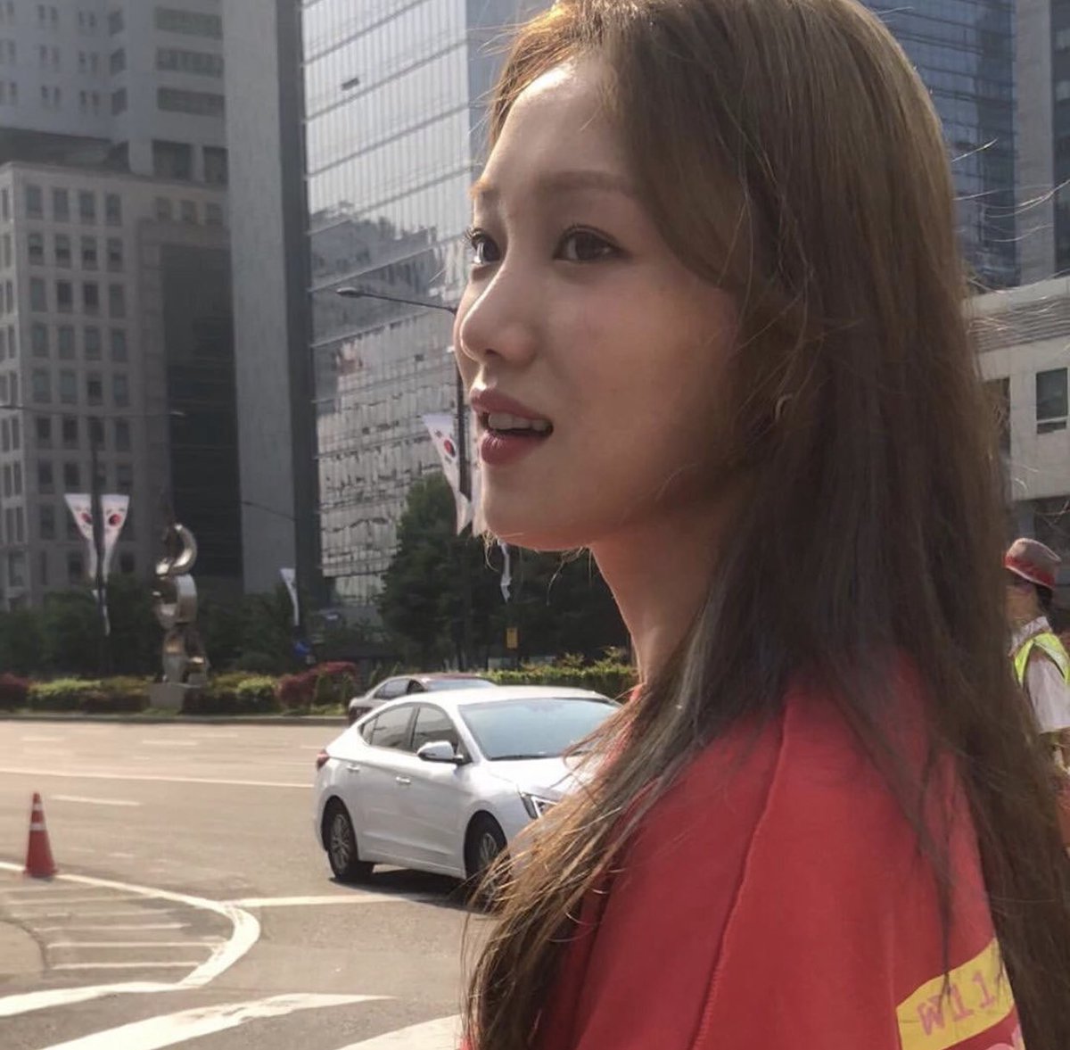 thinkaboutwin's tweet photo. how lee sung kyung looks in real life, 

a thread: https://t.co/XtZOvbjLa6