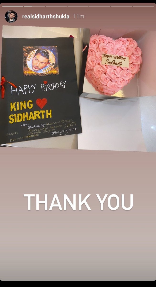 Krishnaz_Pooja's tweet photo. Finally @sidharth_shukla posted this 😭 muj lga itne gifts aur cake me ghum gya hoga! I was more worried abt cake as it's more of whipped cream design over top nd I was doubtful k pta nai kis halat me milega😭❤
#1MPostsForSidHeartsOnIG https://t.co/nxOXAwiSH4