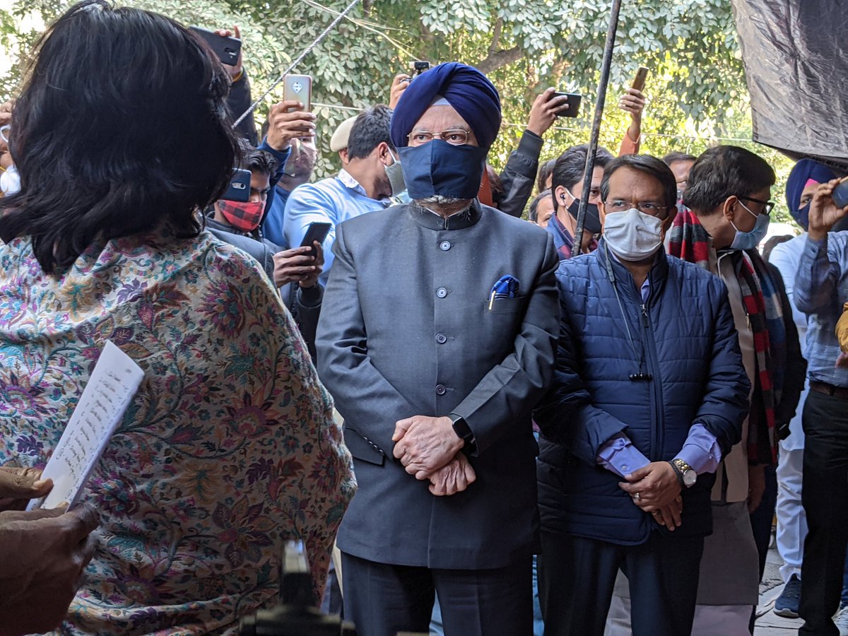 HardeepSPuri's tweet photo. They have taken up this fight on the behalf of the various employees of the ULBs who have not received their salaries for months because Delhi govt has not released the ₹13K cr that it owes the MCDs. https://t.co/lPlH6YBMw6