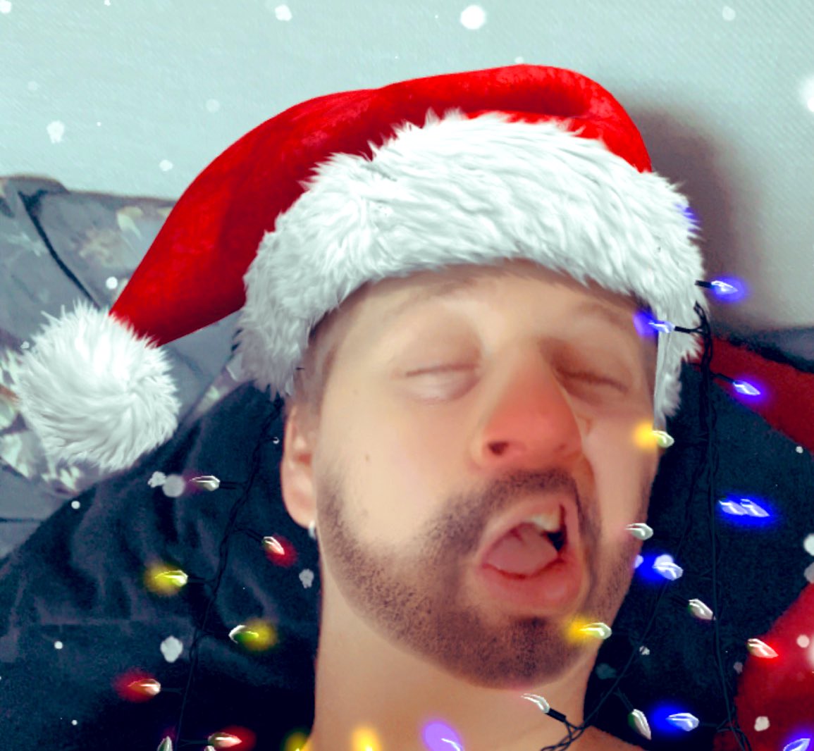 Herr_Currywurst's tweet photo. Tagchen! Bitte denn 22.12 (Nächsten Dienstag) freihalten! Da schmeißen wir ne schicke 12H-Weihnachtsfeier im Stream. Wir backen, packen endlich eure Pakete aus und spielen zusammen. Dabei noch etwas Punsch und alles passt. Danach sehen wir dann alle so aus! 

Freu mich drauf 🌝🎅🏻 https://t.co/7EstiM3vzz