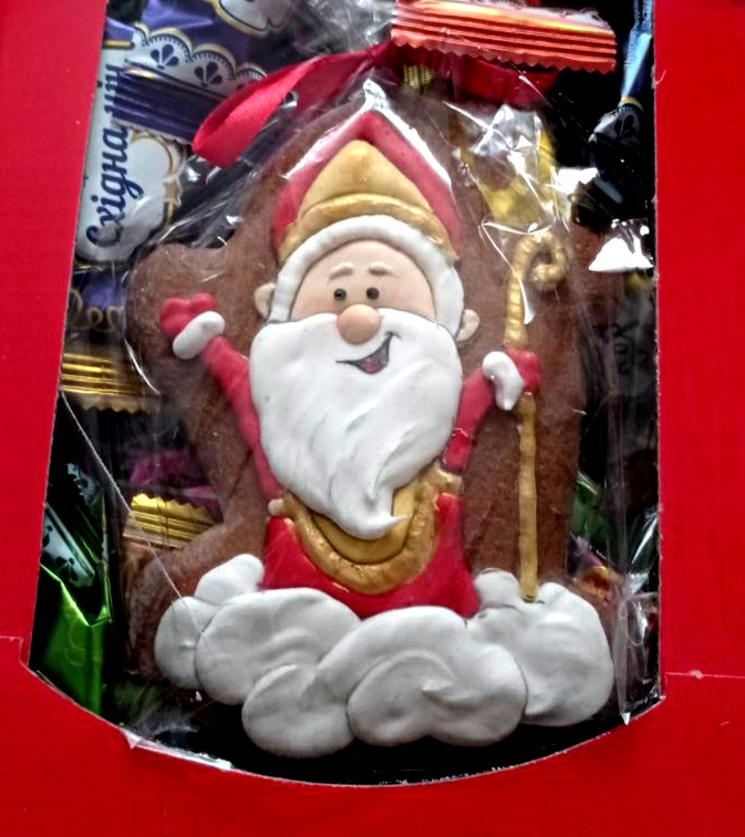 VeresRivneFC's tweet photo. Today for all ukrainian children who were obedient the whole year Sviatyi Mykolai (#SaintNicholas) put under pillows gifts🎁 or sweets 🍬🍫
#ChristmasIsComing #Rivne #Ukraine https://t.co/FxP3WCxyb4