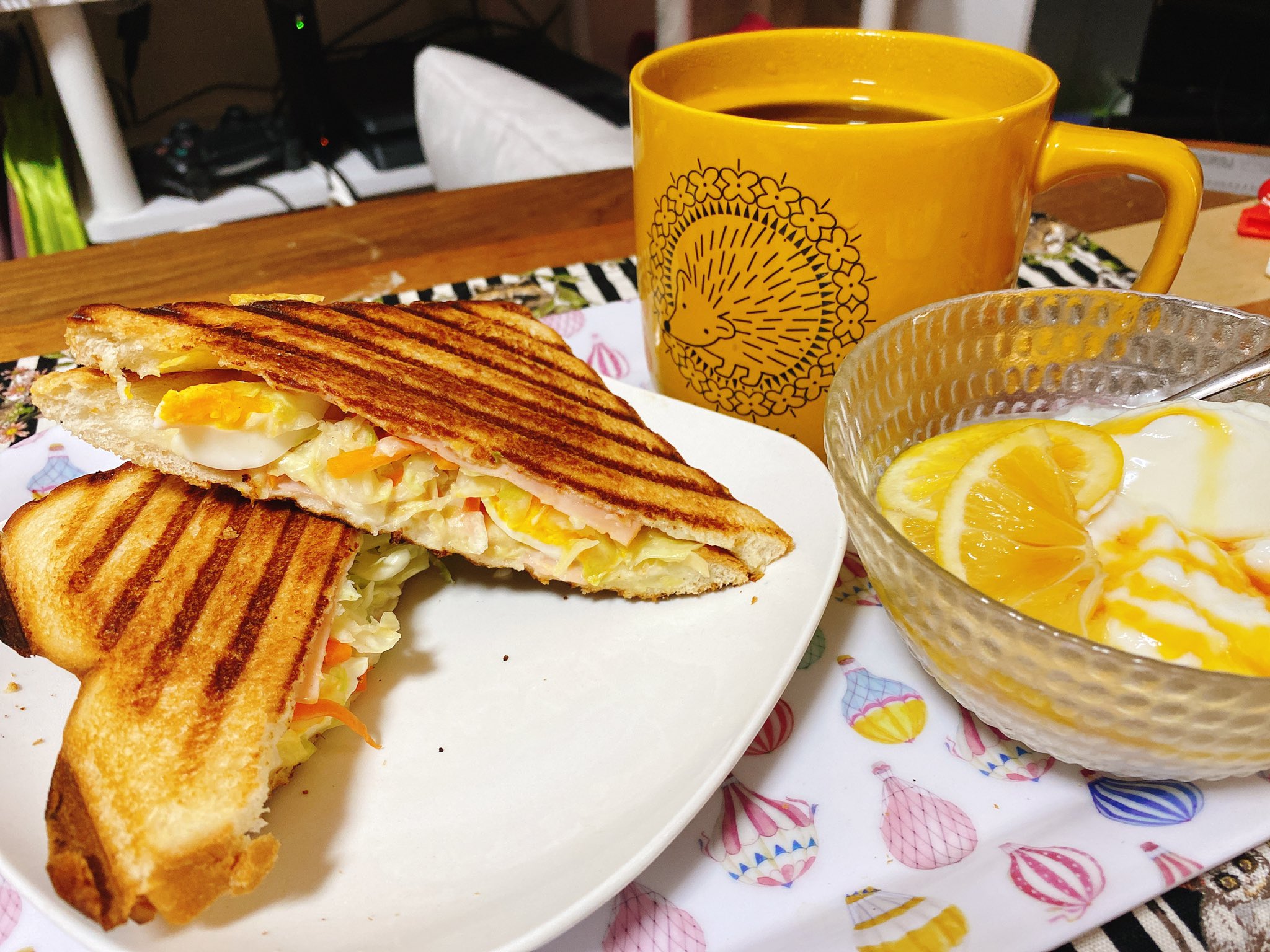 こつぶ 朝 ヨーグルトコールスローとゆでたまごホットサンド ヨーグルトにレモンの砂糖漬け乗せ 昼 オニオンスープオートミール入 鶏ムネともやしのオイスター炒め ホットサラダ 夜 ヨーグルトコールスロー 豚とブロッコリーのペペロンチーノ炒め 鶏だしで